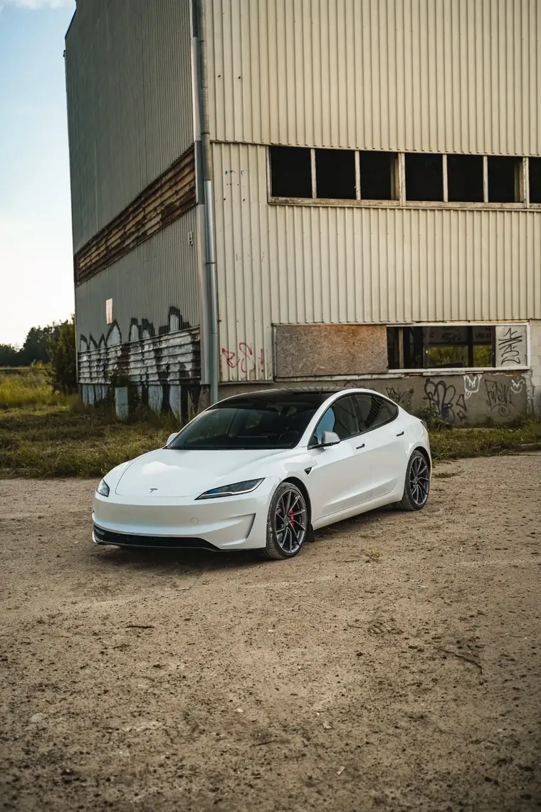 Biała Tesla Model 3 Performance — ADDICTIVE CARS