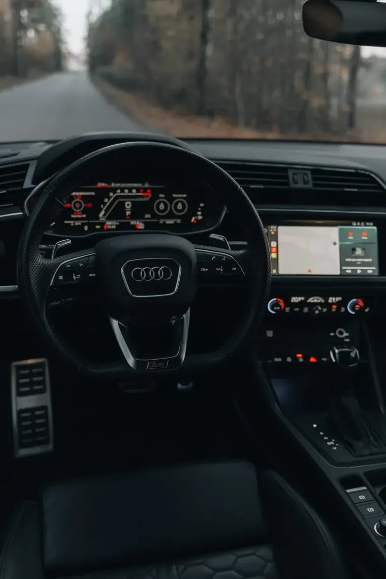 Wnętrze Audi RS Q3 — ADDICTIVE CARS